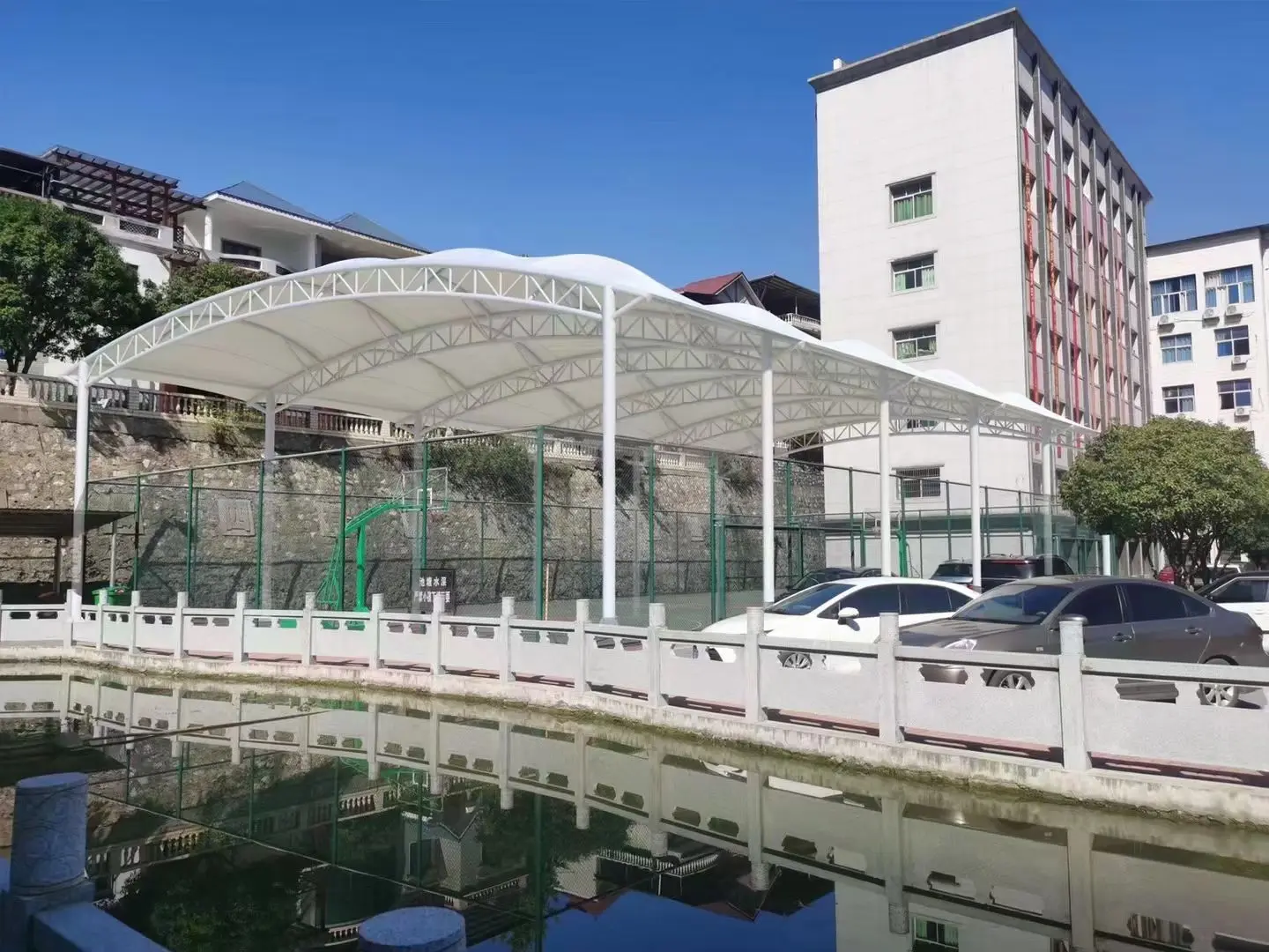 贵州赤水园区停车棚总在漏水生锈？源头膜结构厂家：按本地气候选材，避开三大坑